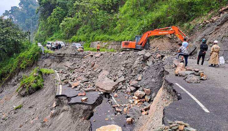 കർണാടകയിൽ മണ്ണിടിച്ചിലിൽ 7 മരണം; പുഴയിലേക്ക് വീണ ഗ്യാസ് ടാങ്കറിൽനിന്ന് വാതക ചോർച്ചയെന്ന് സംശയം