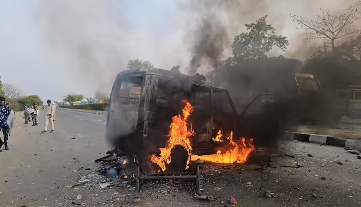 വഖഫ് നിയമത്തിനെതിരായ പ്രതിഷേധം ബംഗാളിൽ അക്രമാസക്തം; ട്രെയിനിന് നേരെ കല്ലേറ്, വാഹനങ്ങൾ കത്തിച്ചു