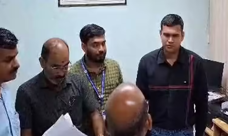 കൊച്ചിയിൽ 20,000 രൂപ കൈക്കൂലി വാങ്ങുന്നതിനിടെ ലേബർ ഓഫീസർ വിജിലൻസിന്റെ പിടിയിൽ