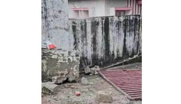 നിർത്തിയിട്ടിരുന്ന കെഎസ്ആർടിസി ബസ് പിന്നിലേക്ക് നീങ്ങി മതിലും ഗേറ്റും ഇടിച്ചു തകർത്തു