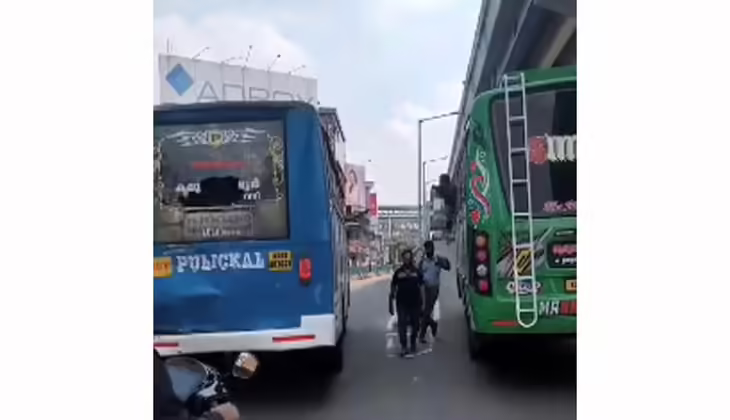 കൊച്ചി ഇടപ്പള്ളിയിൽ മാരകായുധങ്ങളുമായി ഏറ്റുമുട്ടി സ്വകാര്യ ബസ് ജീവനക്കാർ; ബസ് അടിച്ചു തകർത്തു