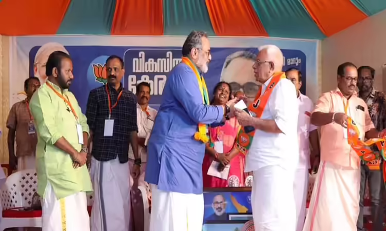 ഉമ്മൻ ചാണ്ടിയുടെ പ്രൈവറ്റ് സെക്രട്ടറിയായിരുന്ന എൻ ബി രാജഗോപാൽ ബിജെപിയിൽ ചേർന്നു