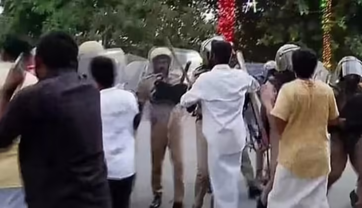 കേരള സർവകലാശാലയിൽ എസ്എഫ്ഐ- കെഎസ്‌യു വൻ സംഘർഷം; പൊലീസ് ലാത്തിവീശി: നിരവധി വിദ്യാർത്ഥികൾക്ക് പരിക്ക്