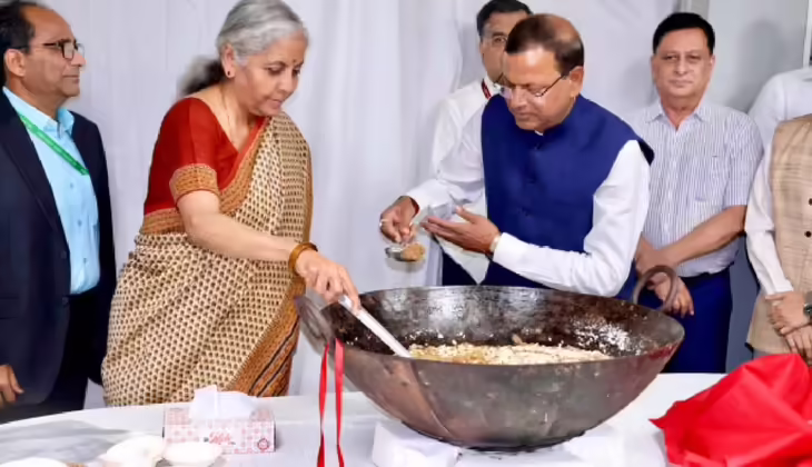 ബജറ്റിനു മുന്പ് പാർലിമെന്റിൽ ‘ഹൽവ’ വിളമ്പി ധനമന്ത്രി നിർമ്മല സീതാരാമൻ; എന്താണ് ‘ഹൽവ സെറിമണി’