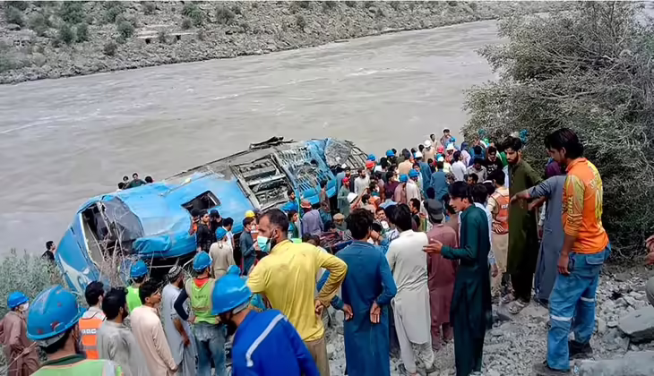 പാക്കിസ്ഥാനിൽ വിവാഹ സംഘം സഞ്ചരിച്ച ബസ് സിന്ധു നദിയിലേക്ക് മറിഞ്ഞ് 26 മരണം