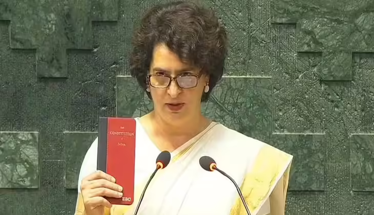 സെറ്റ് സാരി ധരിച്ച് കേരളത്തനിമയിൽ പ്രിയങ്ക ഗാന്ധി; ഭരണഘടന ഉയർത്തി സത്യപ്രതിജ്ഞ