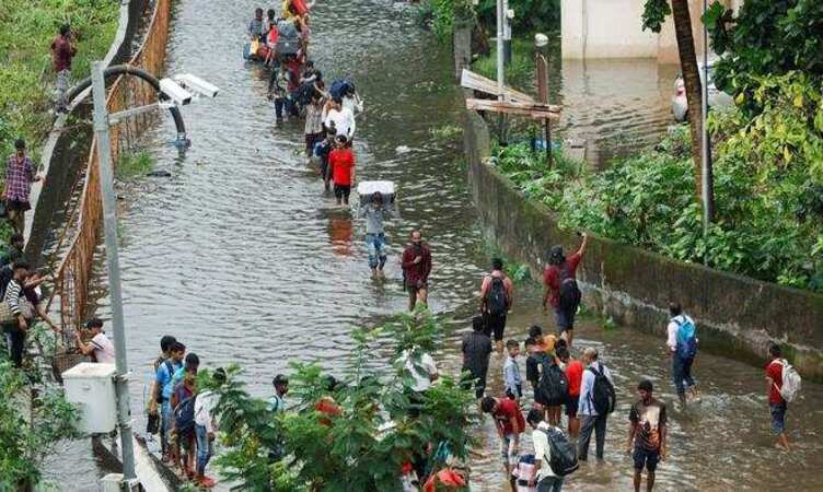 കനത്ത മഴ: മുംബൈയില് ട്രെയിന്-വ്യോമ-റോഡ് ഗതാഗതം താറുമാറായി: കടകളും വീടുകളും വെള്ളത്തിനടിയില്