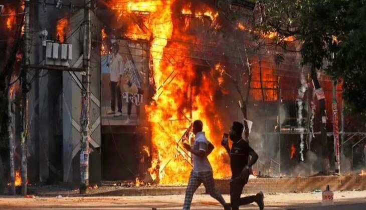 ബംഗ്ലാദേശിൽ വീണ്ടും കലാപം; 97 പേർ കൊല്ലപ്പെട്ടു, ഇന്ത്യൻ പൗരൻമാർക്ക് യാത്ര വിലക്കി കേന്ദ്രം