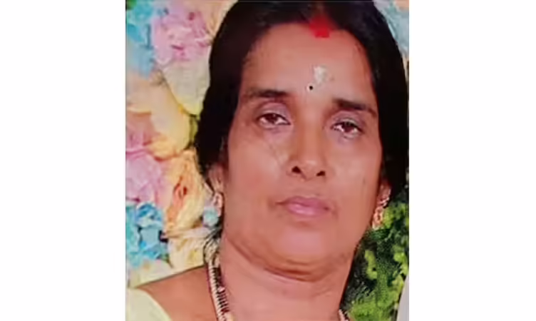 തൃശ്ശൂരിൽ വീട്ടമ്മയുടെ മൃതദേഹം അയൽവാസിയുടെ പറമ്പിൽ കത്തിക്കരിഞ്ഞ നിലയിൽ കണ്ടെത്തി