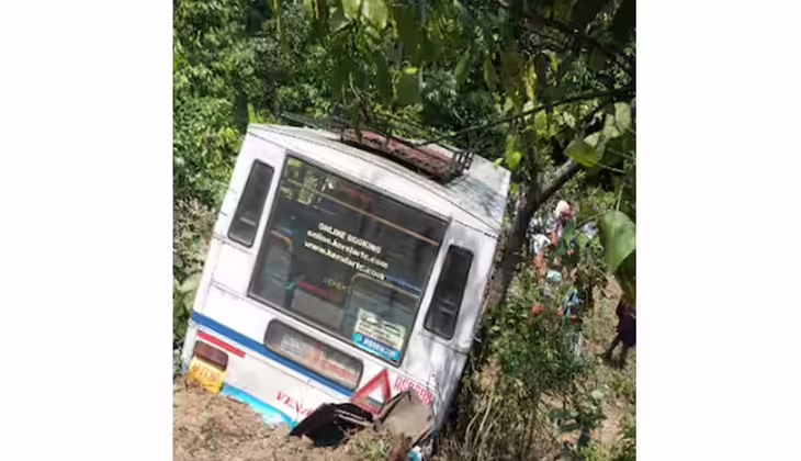 നേര്യമംഗലത്ത് കെഎസ്ആർടിസി ബസ് താഴ്ചയിലേക്ക് മറിഞ്ഞു; പെൺകുട്ടി മരിച്ചു, 15 പേർക്ക് പരുക്ക്