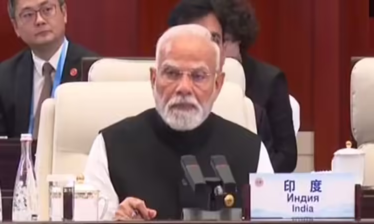 പാക് പ്രധാനമന്ത്രിയുടെ സാന്നിധ്യത്തിൽ ഭീകരവാദത്തിനെതിരെ ആഞ്ഞടിച്ച് മോദി