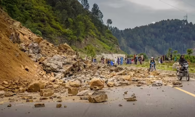 കേദാർനാഥിൽ ദേശീയപാതയിൽ മണ്ണിടിച്ചിൽ; പാറക്കല്ലുകൾ വാഹനത്തിന് മേൽ പതിച്ച് രണ്ട് മരണം