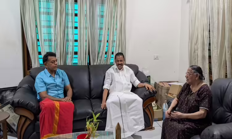 പ്രിയ സഖാവിന് ആരോഗ്യവും സന്തോഷവും നേർന്നു; വിഎസിനെ സന്ദർശിച്ച് എംവി ഗോവിന്ദൻ