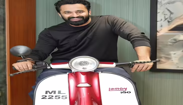 ലാലേട്ടന്റെ സ്കൂട്ടറിൽ ഉണ്ണി മുകുന്ദൻ; എന്തോ വലുത് വരുന്നുണ്ടെന്നു സോഷ്യൽ മീഡിയ