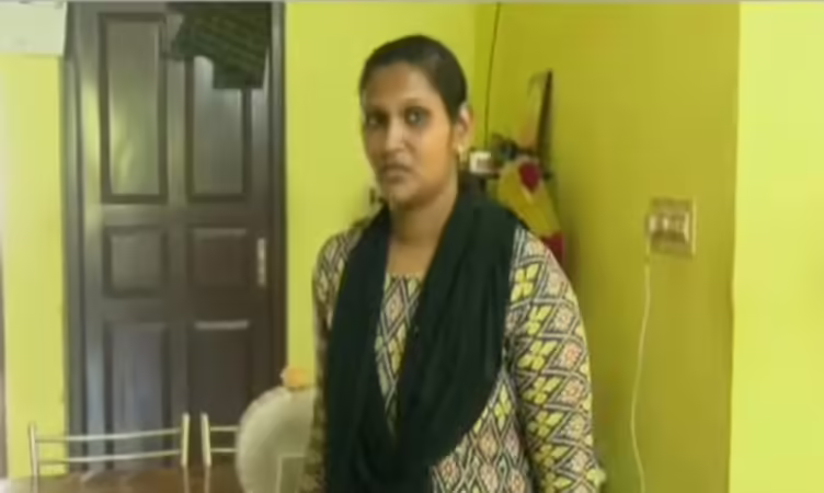 സർട്ടിഫിക്കറ്റുകളും സ്വർണാഭരണങ്ങളും വിട്ടുതരുന്നില്ല; ഭർതൃവീടിന് മുന്നിൽ സമരത്തിനൊരുങ്ങി യുവതി