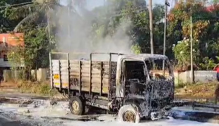 ലോറിയും സ്‌കൂട്ടറും കൂട്ടിയിടിച്ച് ലോറിക്ക് തീപിടിച്ചു; അടിയിലകപ്പെട്ട സ്‌കൂട്ടർ യാത്രികൻ പൊള്ളലേറ്റ് മരിച്ചു