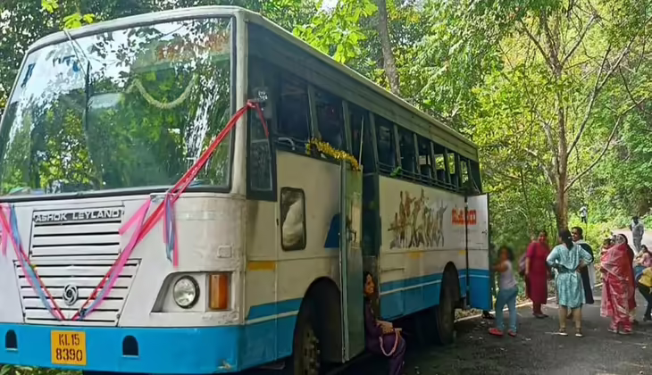 കെഎസ്ആർടിസി പാക്കേജിൽ ഗവിക്ക് പോയ 38 അംഗ സംഘം വനത്തിൽ കുടുങ്ങി; പകരം പോയ ബസും തകരാറിലായി