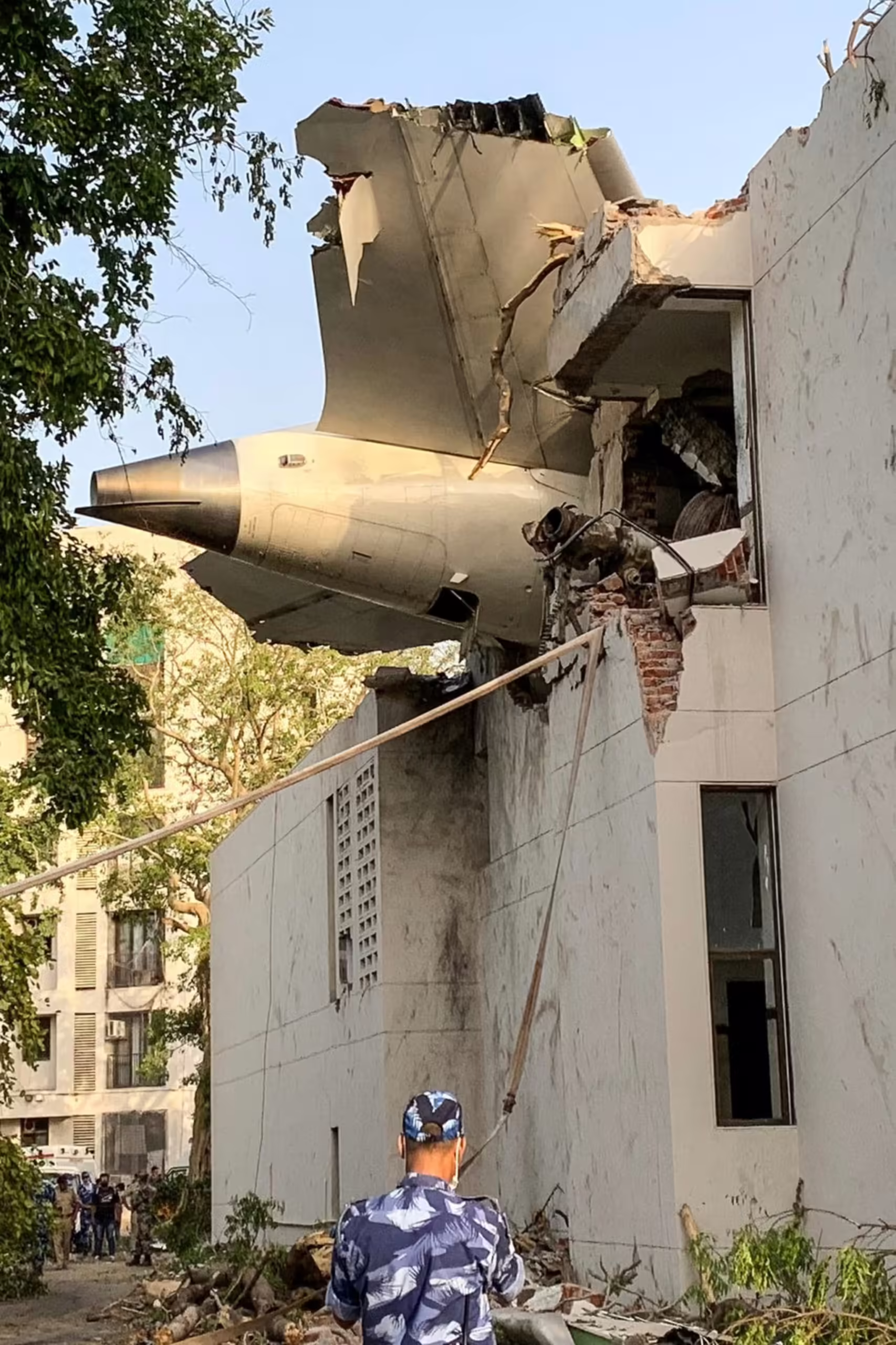 സീറ്റ് 11A-യിലെ അത്ഭുതം: എയർ ഇന്ത്യ വിമാനാപകടത്തിൽ ഏക രക്ഷകനായ യാത്രക്കാരൻ അവശിഷ്ടങ്ങൾക്കിടയിൽ നിന്ന് നടന്നകന്നു