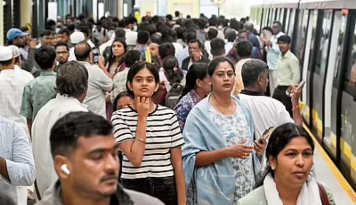 പുതിയ മെട്രോയിൽ യാത്ര ചെയ്യാൻ തിരക്കിട്ട് യാത്രക്കാർ