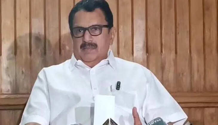 പിണറായി വിജയൻ പൂർണ സംഘിയായി മാറി; എല്ലാവരുടെയും ഓർമയിൽ ഉമ്മൻ ചാണ്ടിയെന്നും മുരളീധരൻ