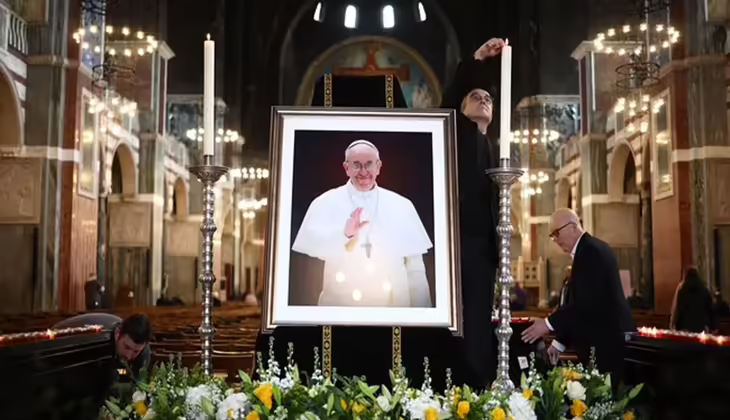 അന്ത്യവിശ്രമം സെന്റ് മേരി മേജർ ബസലിക്കയിൽ, ശവകുടീരത്തിൽ ഫ്രാൻസിസ് എന്ന പേര് മാത്രം: പോപ്പിന്റെ മരണപത്രം