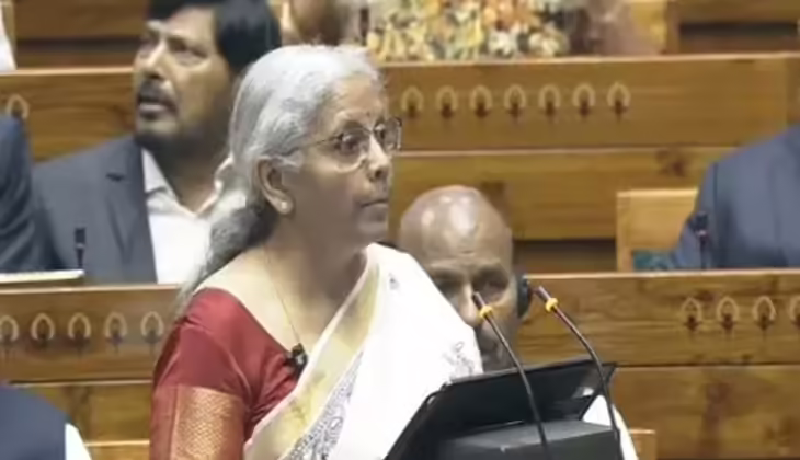 ബസിൽ നിന്ന് ലഗേജുമായി ഇറങ്ങുന്നവർക്കെതിരെയും കേരളത്തിൽ നോക്കുകൂലി ചുമത്തും: നിർമല സീതാരാമൻ