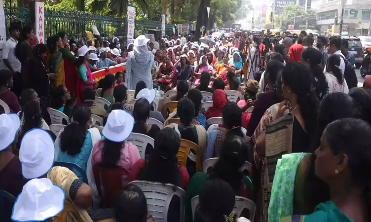 ആശമാരെ ചർച്ചക്ക് വിളിച്ച് ആരോഗ്യമന്ത്രി; സർക്കാർ ചർച്ച നടത്തുന്നത് ഇത് മൂന്നാം തവണ