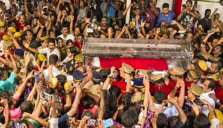 പെരുമഴയും അവഗണിച്ച് പതിനായിരങ്ങളുടെ അന്ത്യാഞ്ജലി; വി എസിന്റെ സംസ്‌കാരം അൽപ്പ സമയത്തിനകം