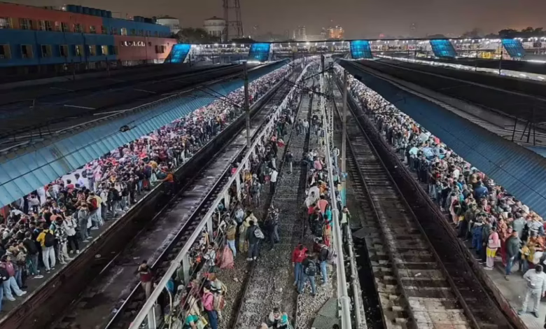 11-women-4-children-among-18-dead-in-maha-kumbh-rush-at-delhi-railway-station